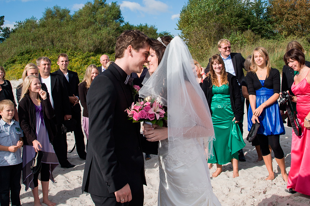 Nygift par der kigger i øjenene af Palle Christensen