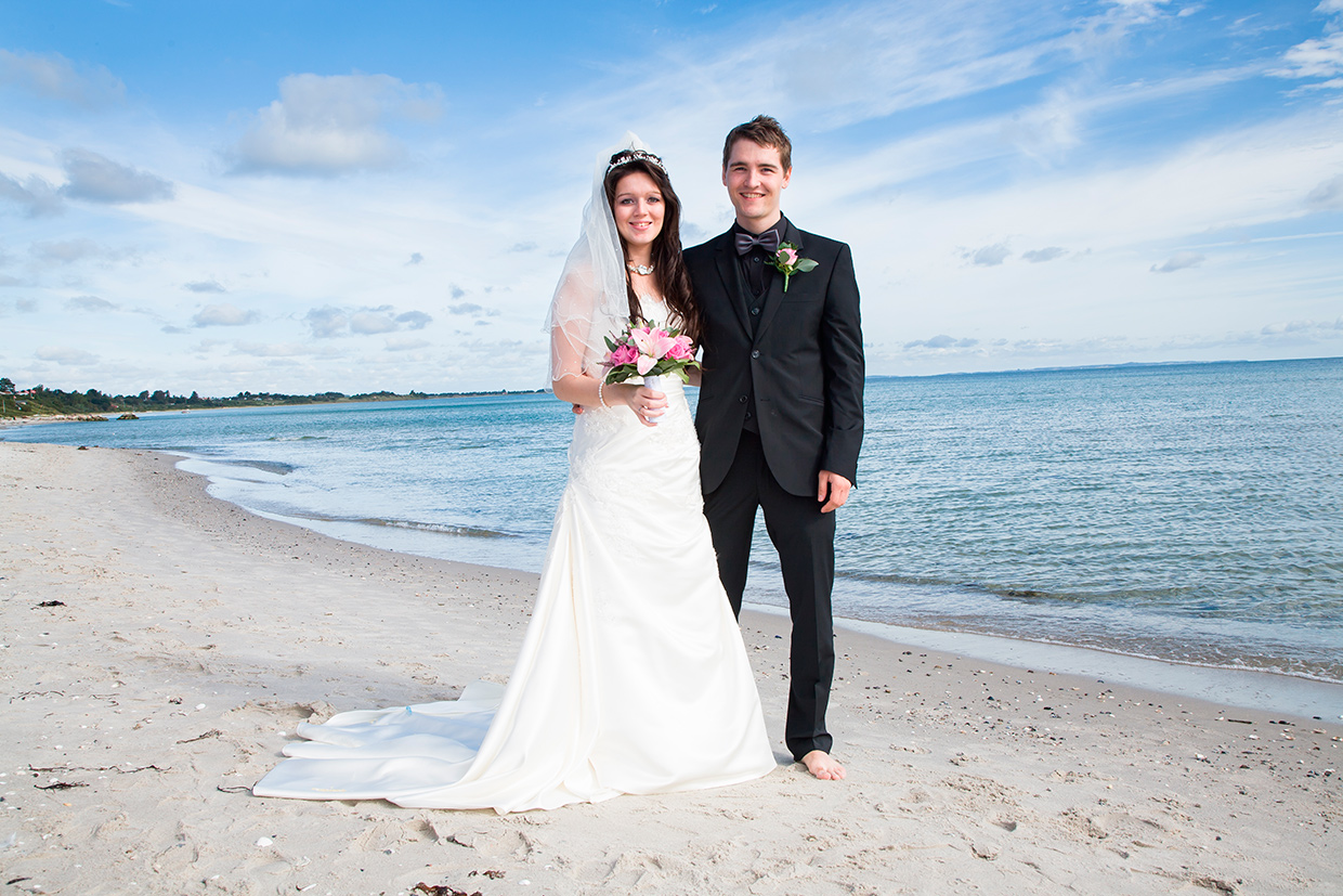 Portræt af ungt bryllupspar på stranden af Palle Christensen