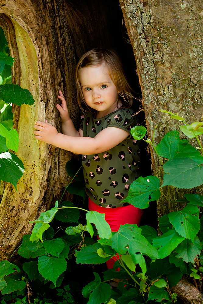 Naturportræt af lille sød pige ved træ af palle christensen