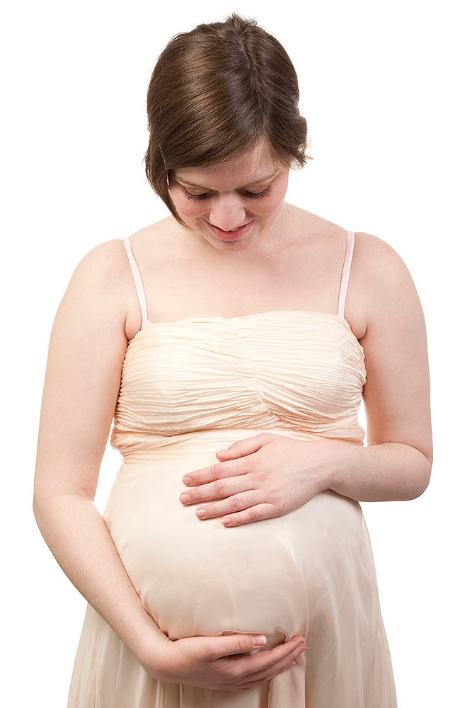 Gravid kvinde i lys kjole på hvid baggrund af palle christensen