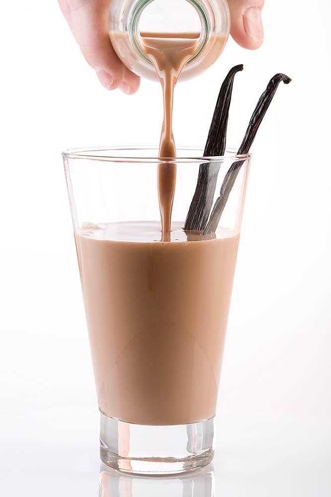 Hælder kakaomælk i glas med vanille